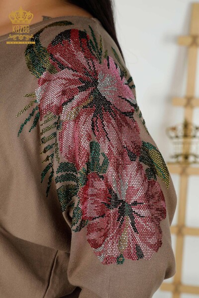 Vente en gros de pull en maille pour femme épaule florale détaillée vison - 16133 | KAZEE - Thumbnail