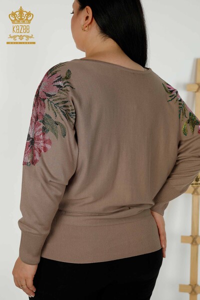 Vente en gros de pull en maille pour femme épaule florale détaillée vison - 16133 | KAZEE - Thumbnail