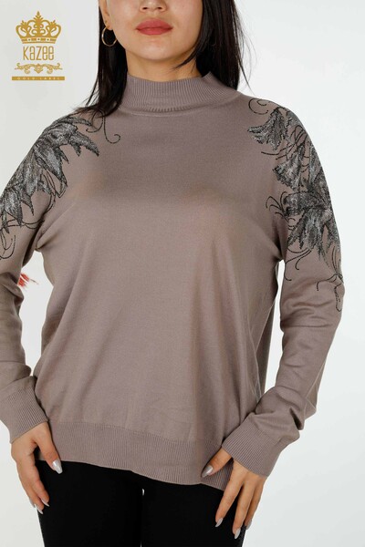 Vente en gros de pull en maille pour femme épaule florale détaillée vison - 16597 | KAZEE - Thumbnail