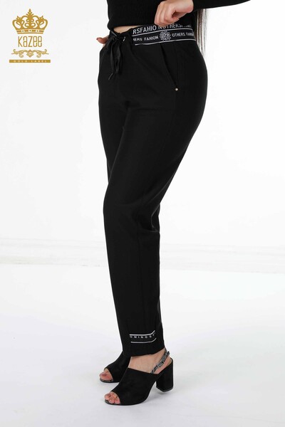 Vente en gros de pantalons pour femmes avec cravate élastique à la taille détaillée avec texte - 3644 | KAZEE - Thumbnail