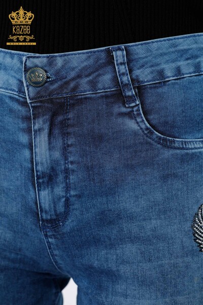 Vente en gros de pantalons en jean pour femmes à motifs avec texte détaillé brodé de pierre - 3553 | KAZEE - Thumbnail