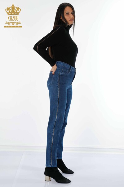 Vente en gros de Jeans pour femmes à rayures latérales avec pierres écrites détaillées - 3636 | KAZEE - Thumbnail