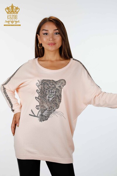 Vente en gros de tricots pour femmes Motif léopard Lettre brodée détaillée - 16157 | KAZEE - Thumbnail