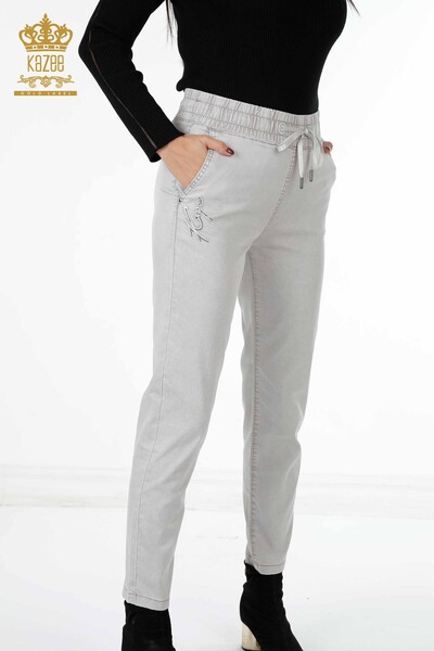 Vente en gros de pantalons pour femmes avec poche brodée en pierre élastique à la taille - 3540 | KAZEE - Thumbnail