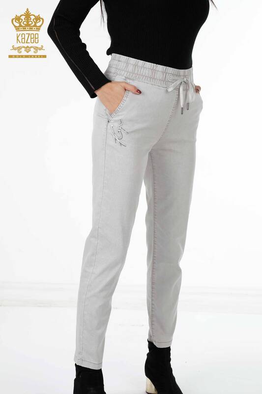Vente en gros de pantalons pour femmes avec poche brodée en pierre élastique à la taille - 3540 | KAZEE