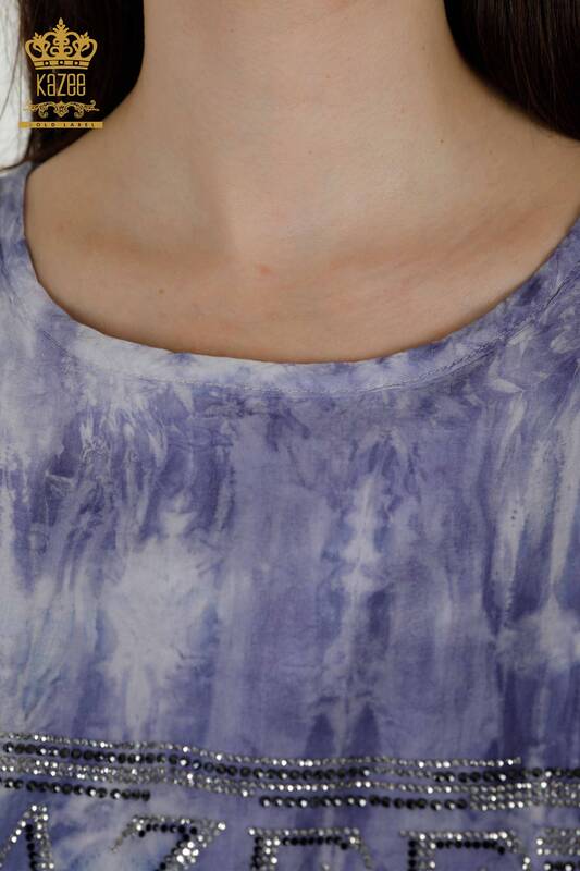 Женская блузка оптом с текстовым рисунком цвета индиго - 79173 | КАZЕЕ