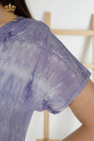 Женская блузка оптом с текстовым рисунком цвета индиго - 79173 | КАZЕЕ - Thumbnail