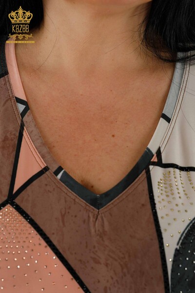 оптом Женская блузка с цифровой печатью V-образным вырезом коричневого цвета - 77896 | КАZЕЕ - Thumbnail