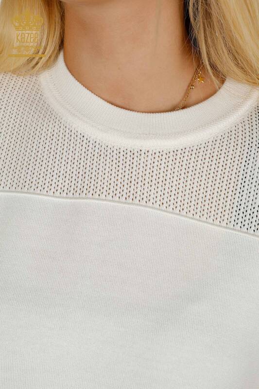 Женский вязаный свитер оптом, базовый цвет экрю с логотипом - 30258 | КАZEE