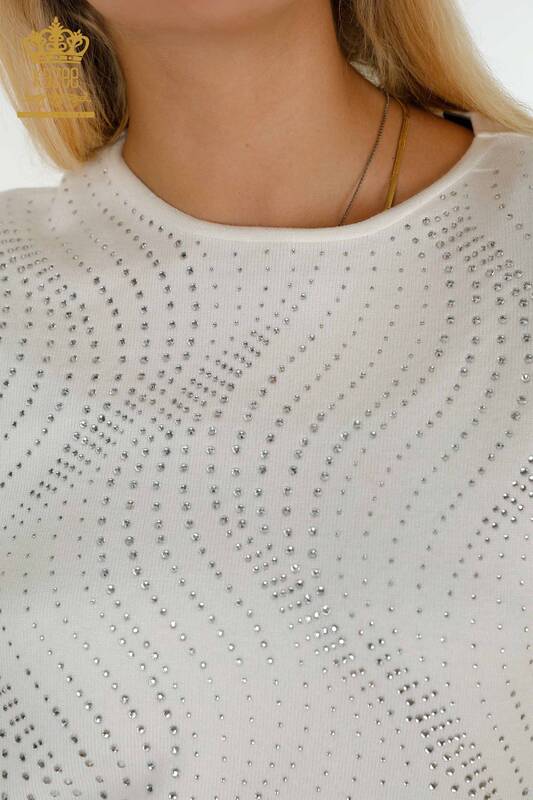 Женский трикотажный свитер оптом с вышивкой камнями экрю - 16797 | КАZЕЕ