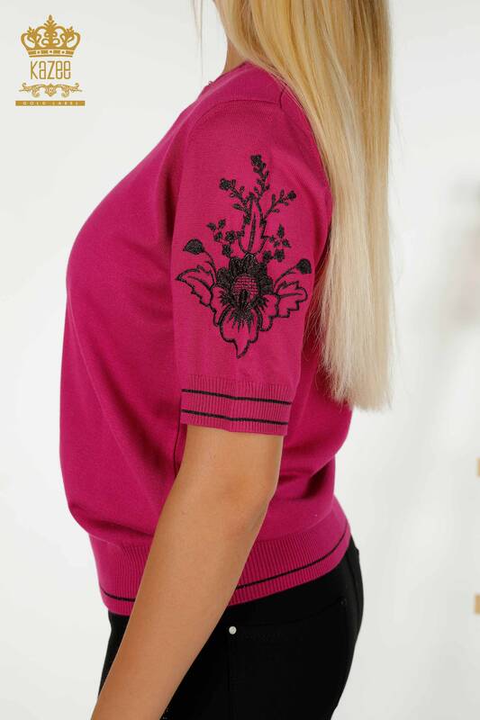 Женский вязаный свитер оптом с вышивкой на плечах цвета фуксии - 30498 | КАZEE
