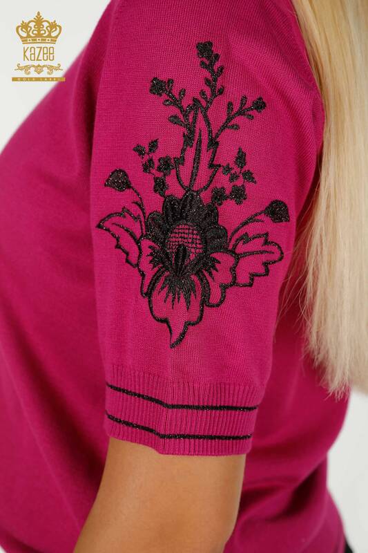 Женский вязаный свитер оптом с вышивкой на плечах цвета фуксии - 30498 | КАZEE