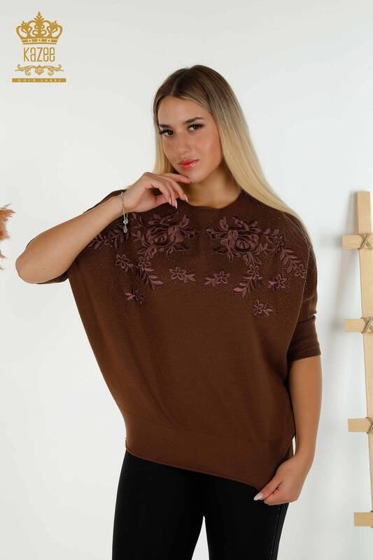 Женский вязаный свитер оптом с каменной вышивкой коричневый - 16799 | КАZEE
