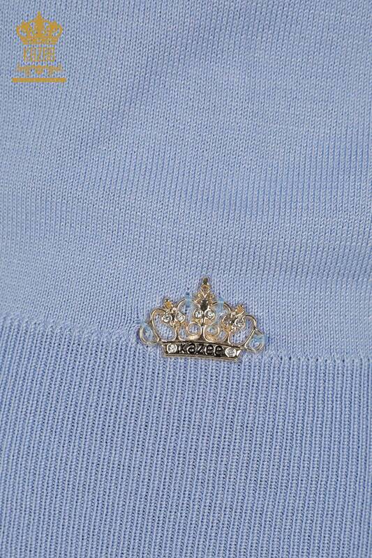 Женский вязаный свитер оптом с синей пуговицей на манжетах - 30506 | КAZEE