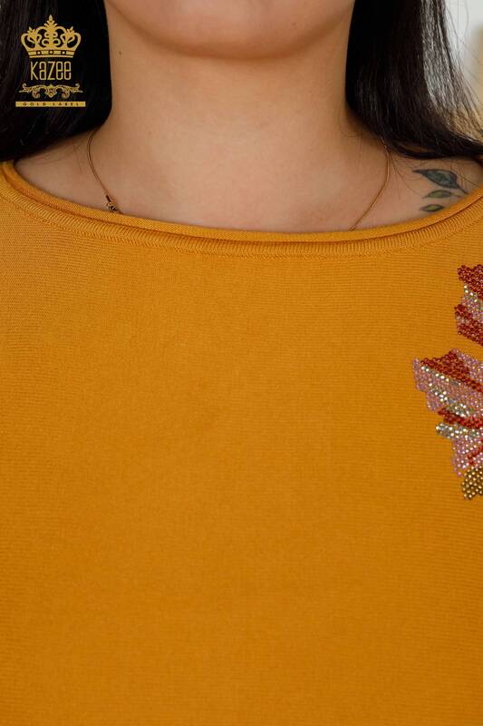 Женский трикотажный свитер оптом - Плечо - Цветочная деталь - Шафран - 16190 | КАZEE