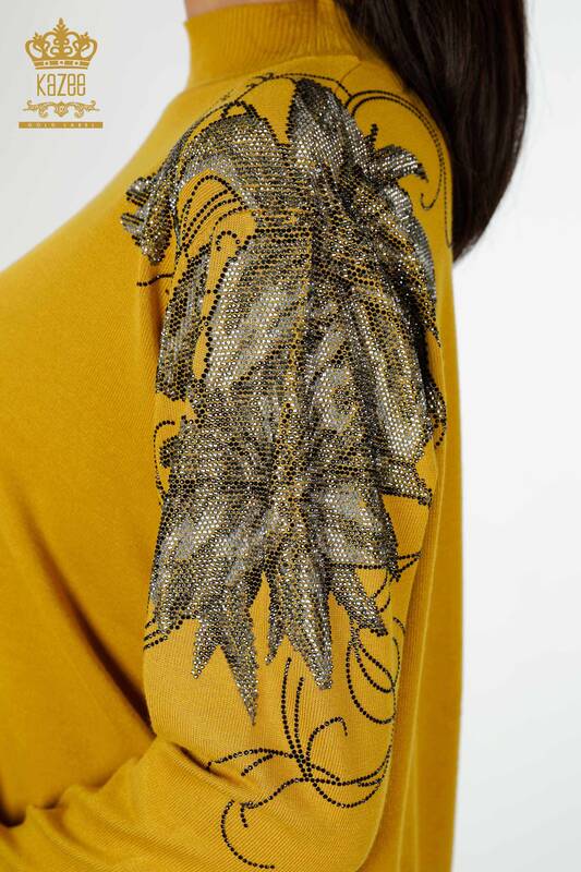 женский трикотаж свитер оптом плечо цветочный подробный шафран - 16597 | КAZEE