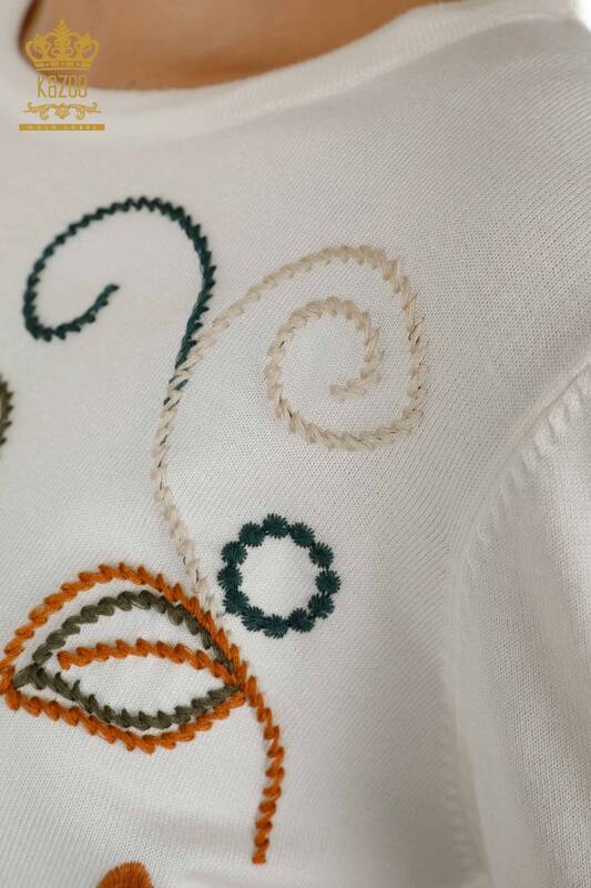 Женский вязаный свитер цвета экрю с вышивкой оптом - 30652 | Кazee