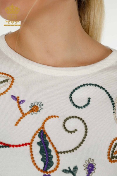Женский вязаный свитер цвета экрю с вышивкой оптом - 30652 | Кazee - Thumbnail
