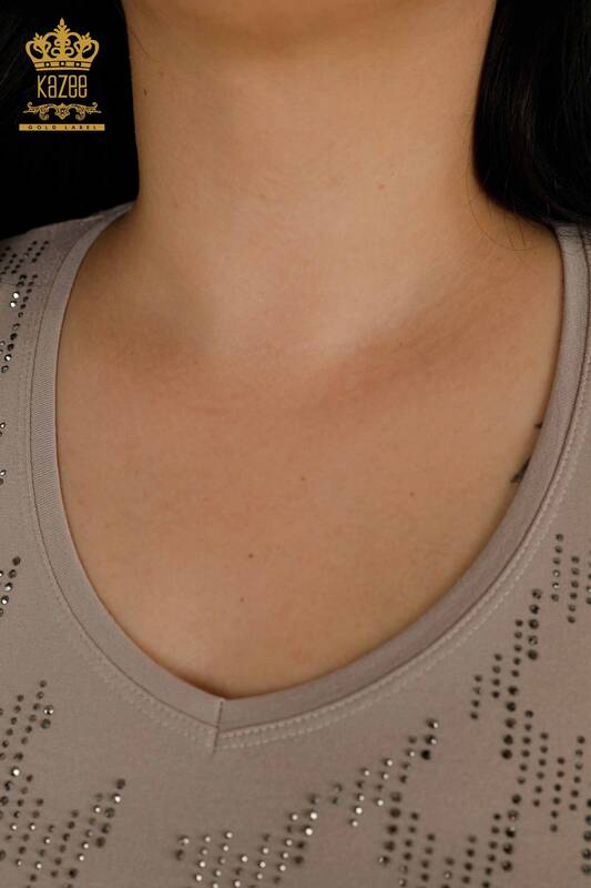 женская блузка оптом с V-образным вырезом из норки, вышитая камнем - 79016 | КАZEE