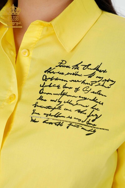 Женская рубашка оптом желтая с подробным текстом - 20097 | КAZEE - Thumbnail