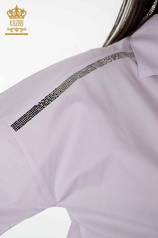 Женская рубашка оптом с узором в виде букв сиреневого цвета - 17141 | КАZEE