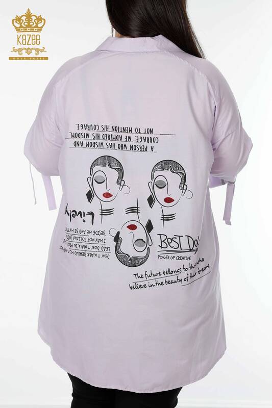 Женская рубашка оптом с узором в виде букв сиреневого цвета - 17141 | КАZEE