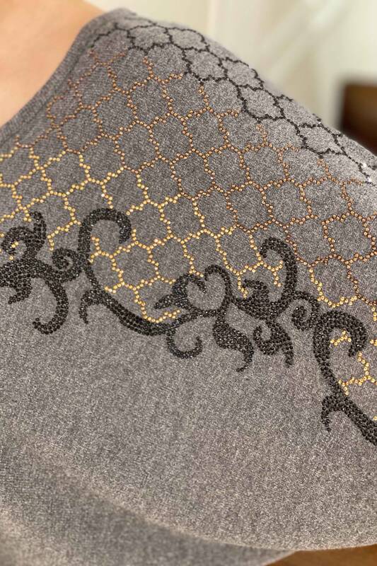 Женский свитер с круглым вырезом и вышивкой цветным камнем оптом - 16461 | КАZEE