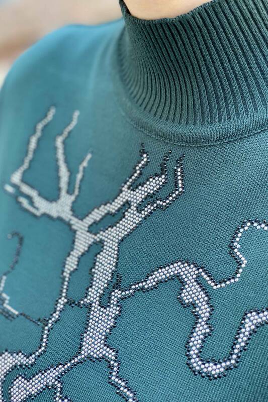 женский оптовый трикотаж свитер с воротником-стойкой вышитый камнем - 16458 | Каzee