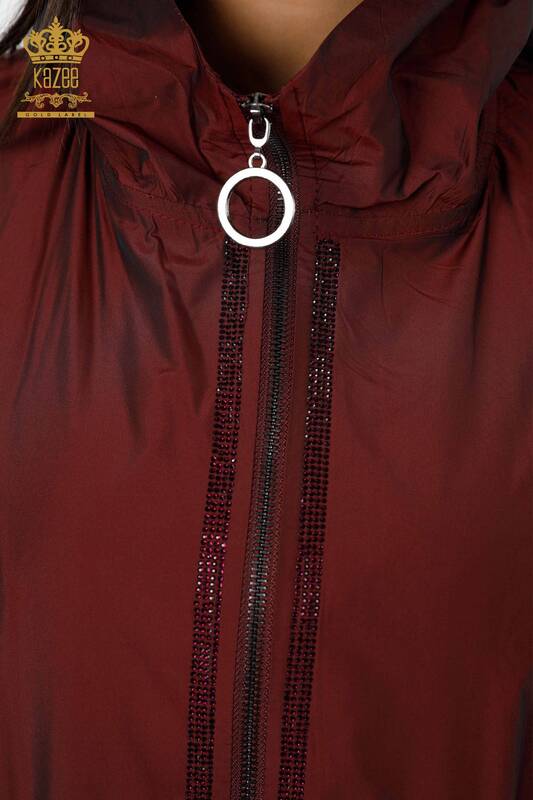 Женский плащ дождевик оптом на молнии с капюшоном в полоску камни и двумя карманами - БОРДОВЫЙ - 7577 | КАZЕЕ