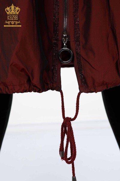 Женский плащ дождевик оптом на молнии с капюшоном в полоску камни и двумя карманами - БОРДОВЫЙ - 7577 | КАZЕЕ - Thumbnail