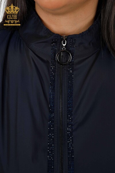  Женский плащ дождевик оптом на молнии с капюшоном в полоску камнями и двумя карманами -7573 | KAZEE - Thumbnail