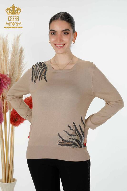 женский трикотаж свитер оптом бежевый с вышивкой камнем - 16940 | КАZEE