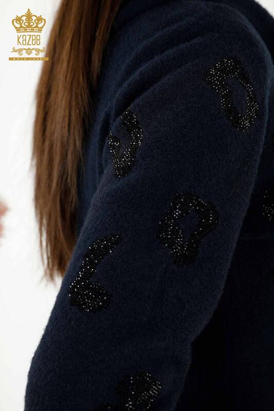 Женский трикотажный свитер оптом леопардовый вышитый камнем темно-синий - 40004 | КАZEE