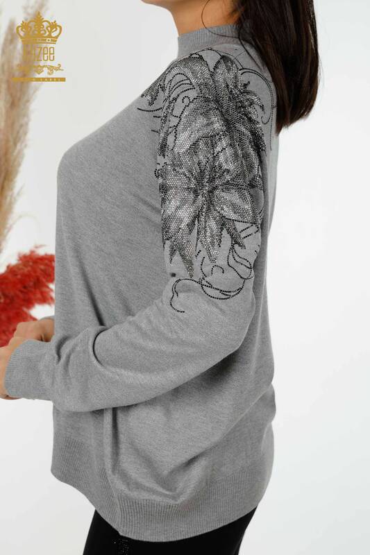 женский трикотаж свитер оптом плечо цветочные детали серый - 16597 | КАZEE