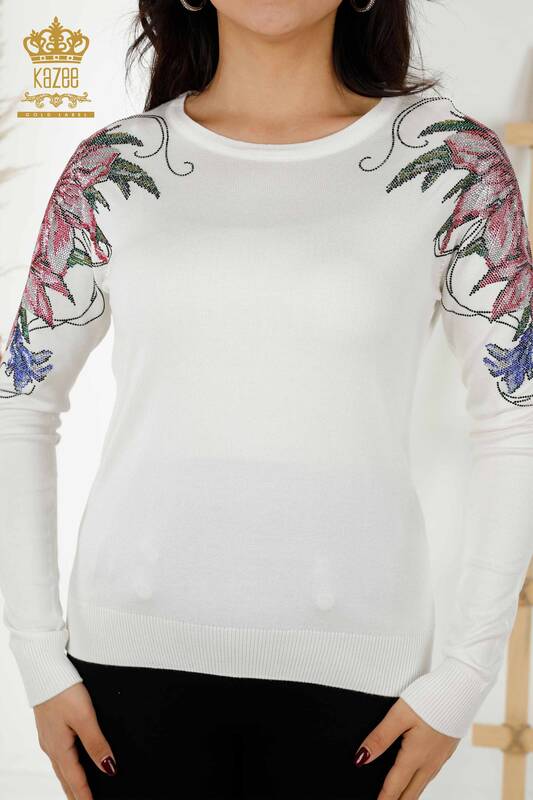 Женский трикотаж Свитер оптом Цветочная вышивка на плече Экрю - 30188 | КАZEE