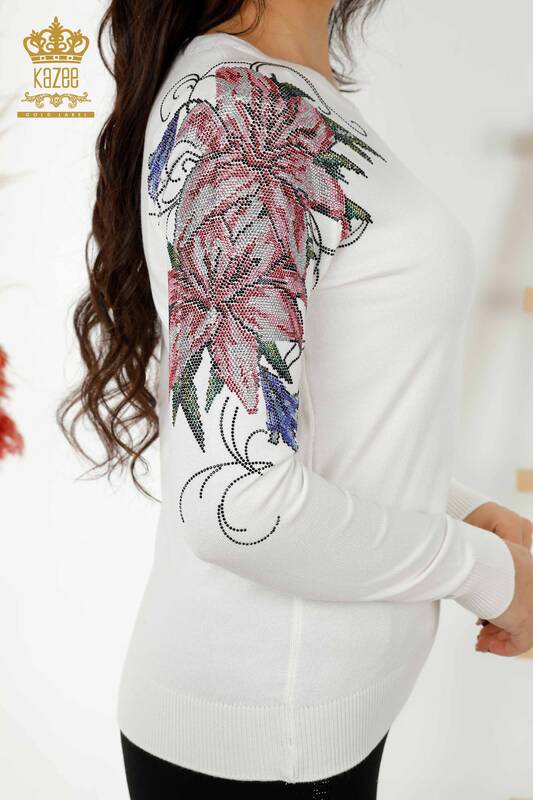 Женский трикотаж Свитер оптом Цветочная вышивка на плече Экрю - 30188 | КАZEE
