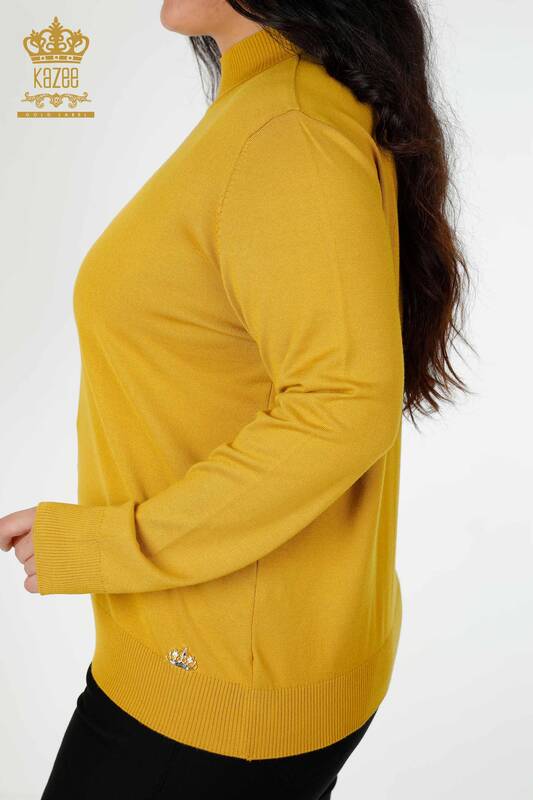 женский трикотаж оптом свитер с высоким воротником основной логотип шафран - 16663 | КАZEE