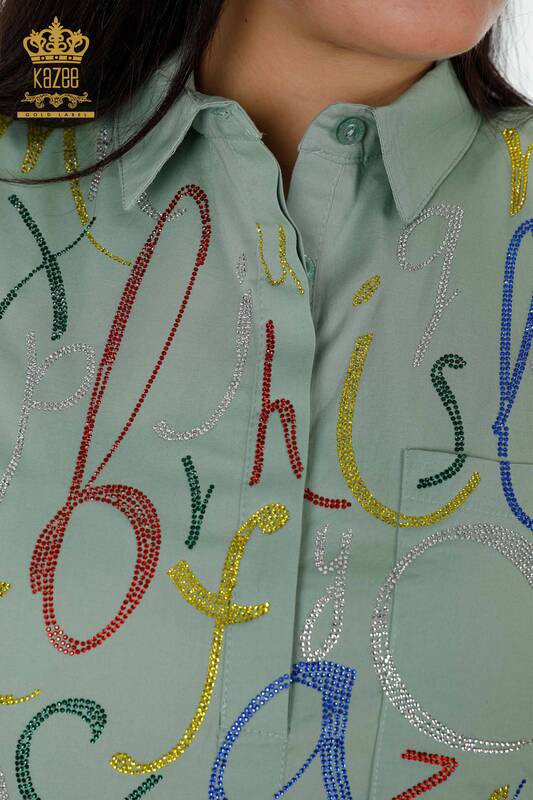 женская рубашка оптом с буквенным узором цвета хаки - 20123 | КАZEE